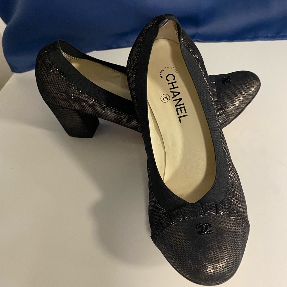Chanel Heels Classic Black w/ gold flex size 41 or 10 US 11 US excellent authent